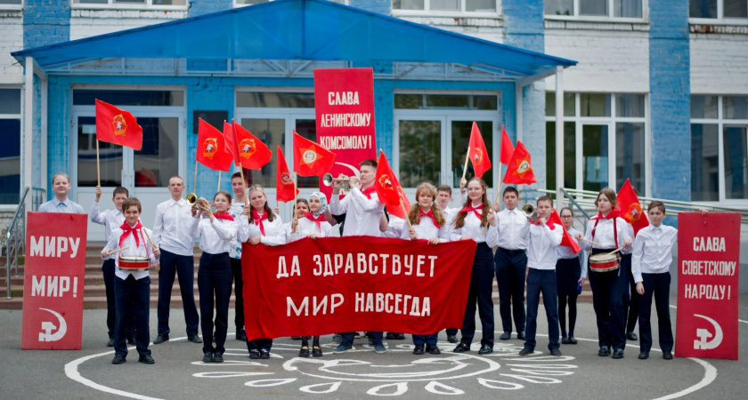 В Саранске школьники воссоздали первомайскую демонстрацию советских времен