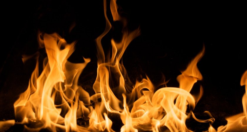 В мордовском селе загорелась баня: погибла пенсионерка, ее дочь получила сильные ожоги