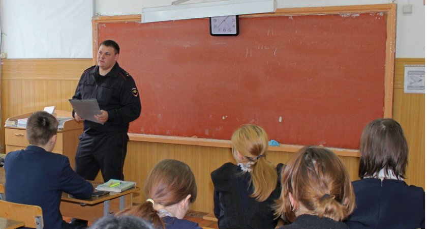 В Мордовии транспортные полицейские провели профилактическую беседу с подростками