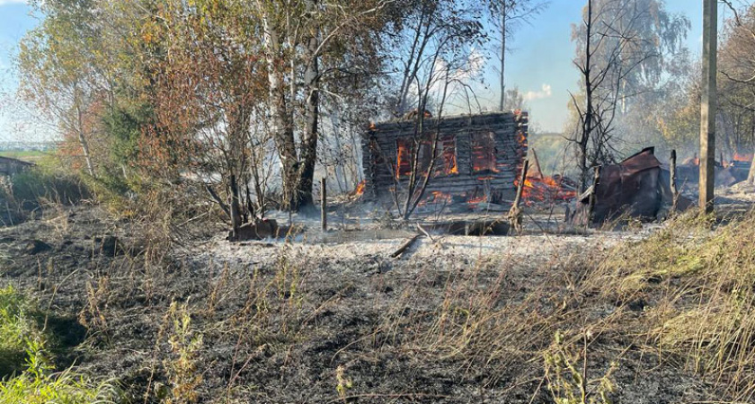 В Кадошкинском районе из-за пала травы сгорел дом