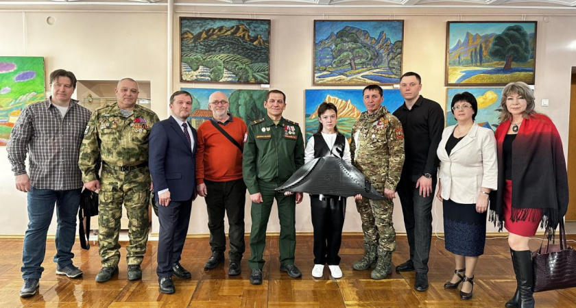 В Саранске ветераны СВО посетили выставку Ледкова «Крымские каникулы»
