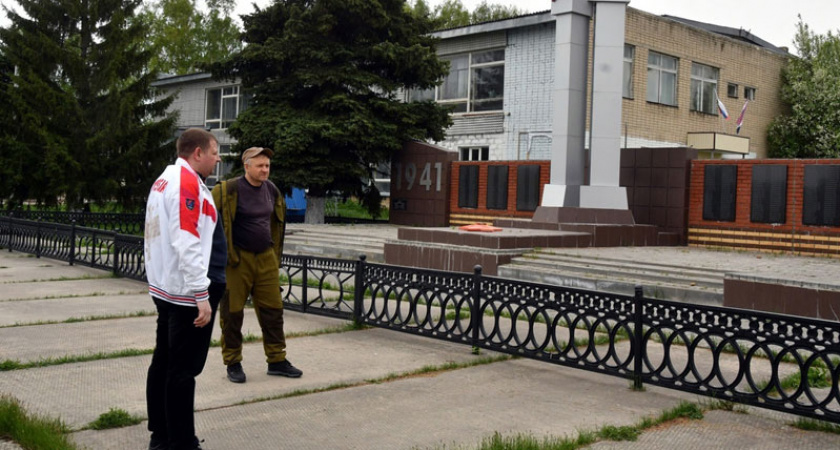 В Атяшевском районе обновили памятники накануне Дня Победы