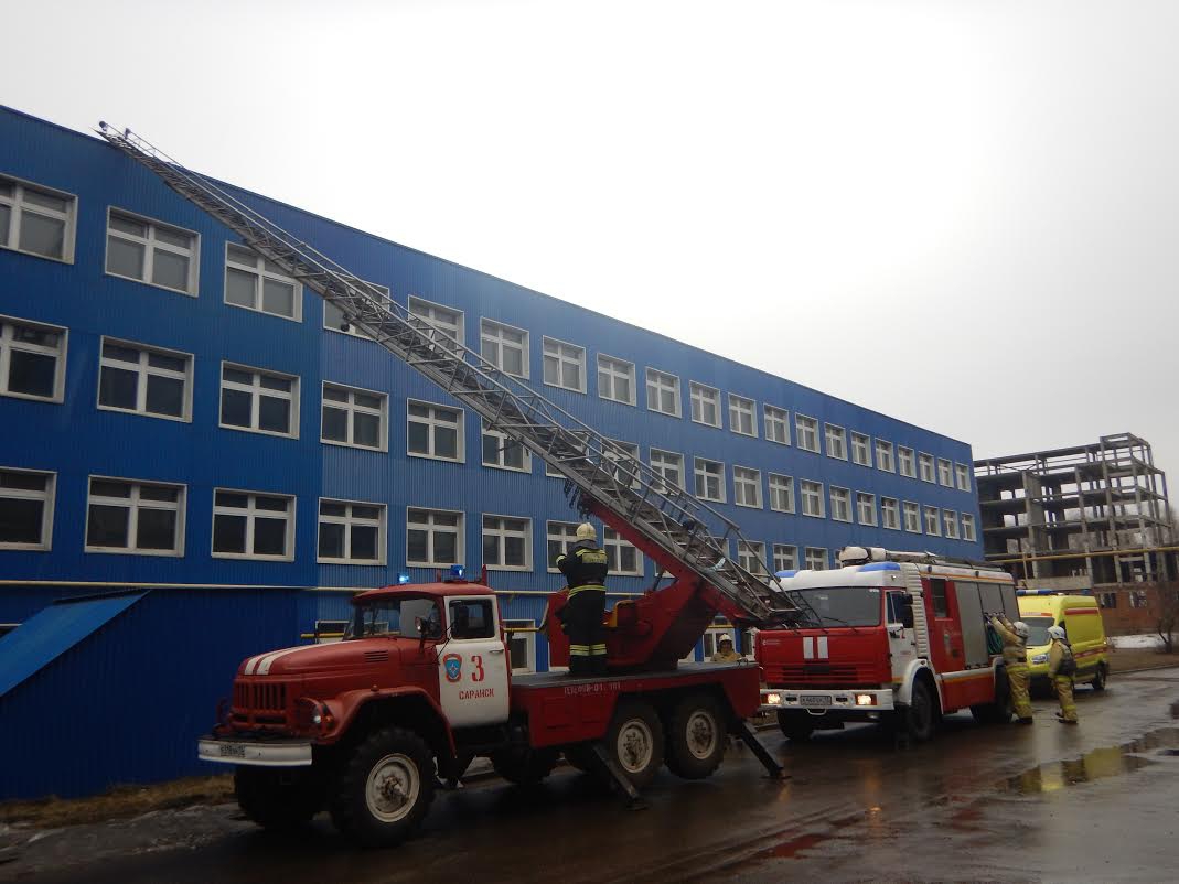 На заводе в Саранске пожарные «спасли» двух пострадавших