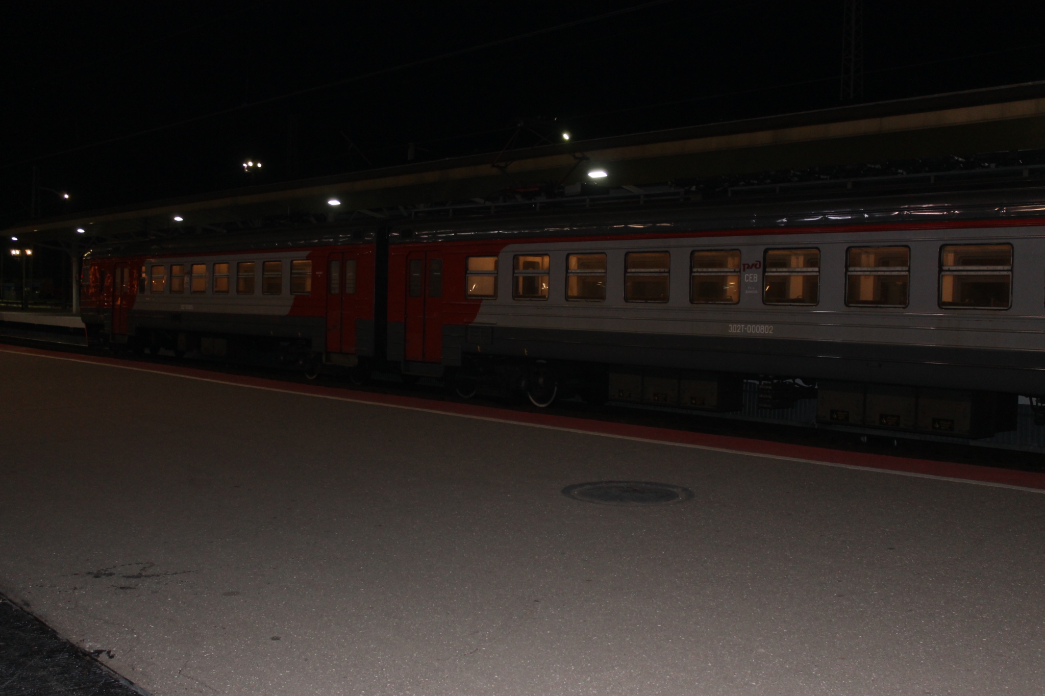 В Москве столкнулись электричка и поезд дальнего следования