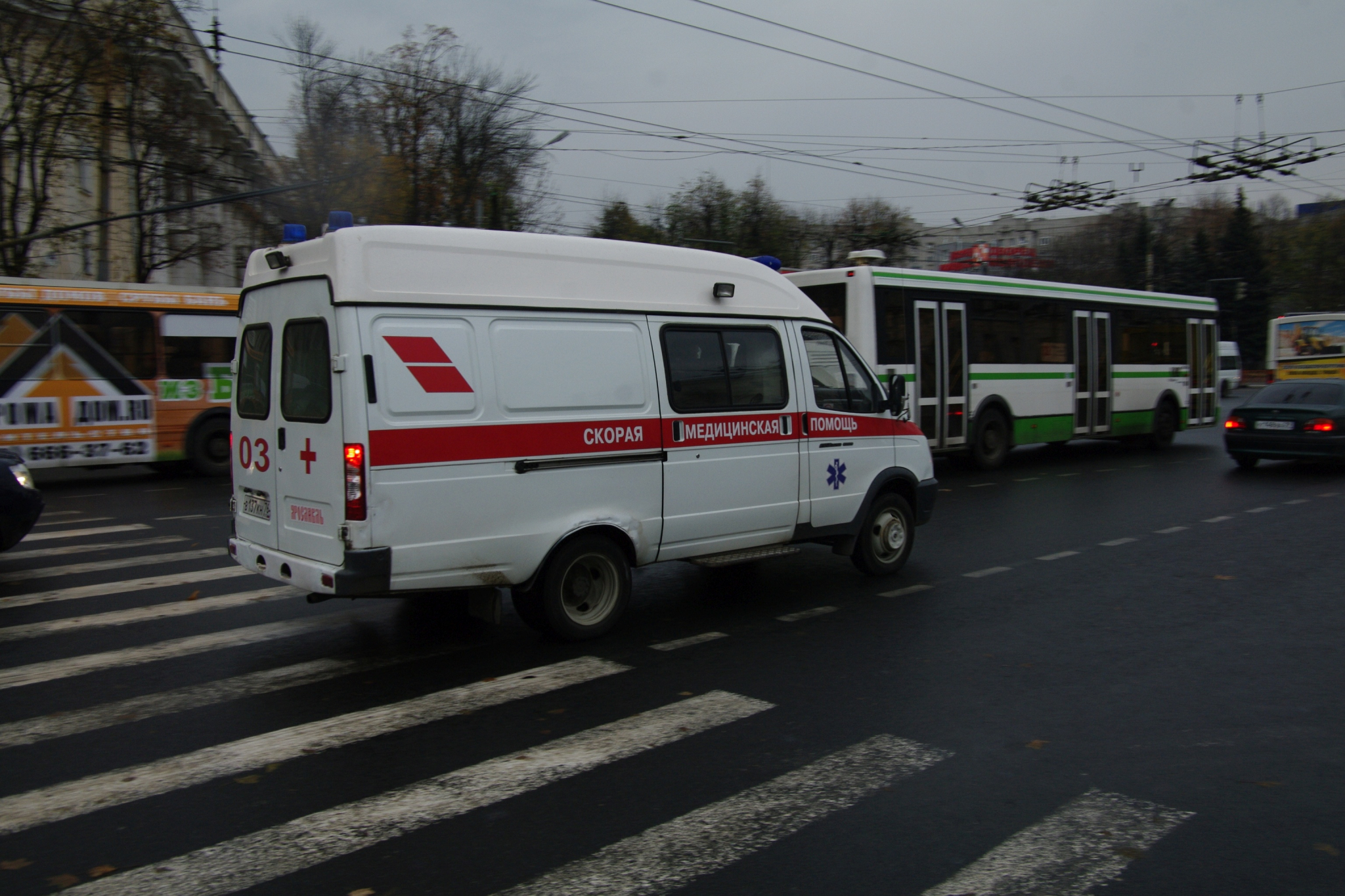 В Симферополе водитель скорой помощи сбил мужчину с коляской на переходе