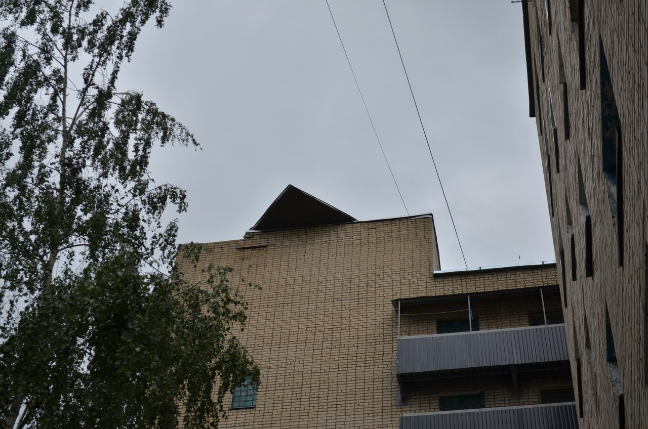 В Саранске жители одного из домов остались без крыши из-за сильного ветра