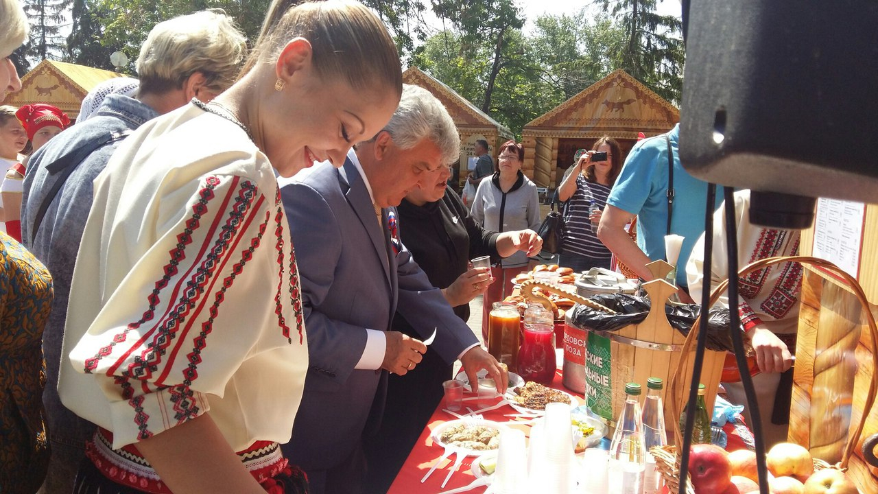 Мэр Саранска отведал мордовские блюда на фестивале национальной кухни (ФОТО)