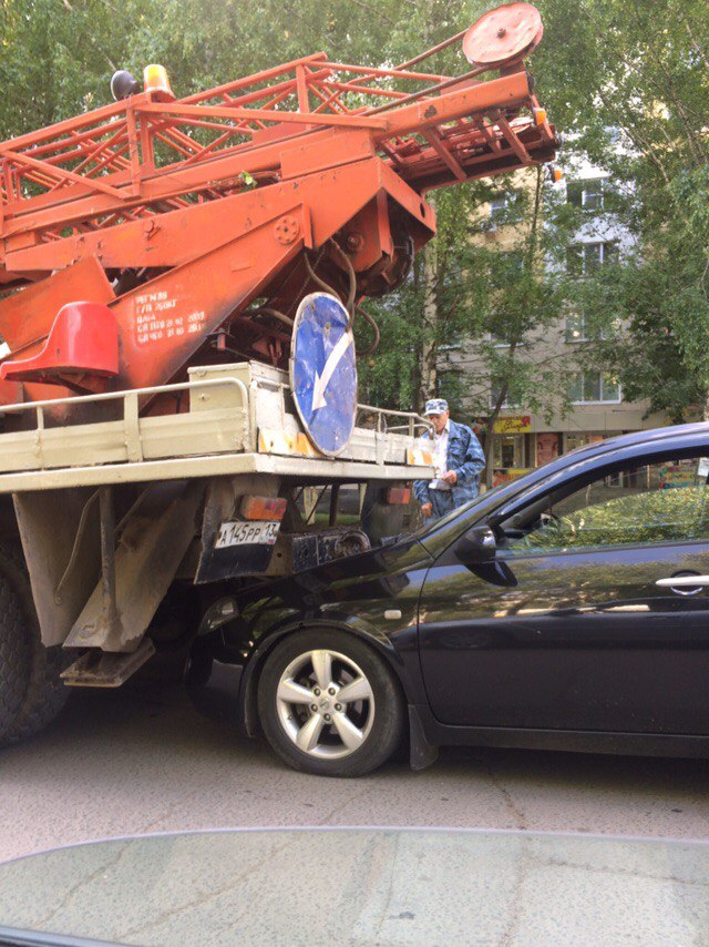 Нестандартное ДТП в Саранске: легковушка пострадала от подъемного крана