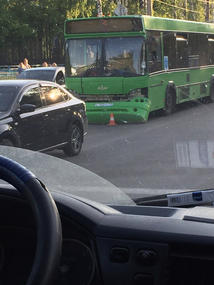 В Саранске столкнулись автобус и легковушка