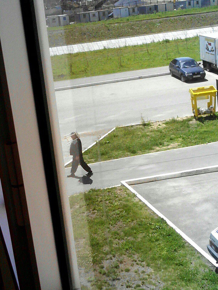 Мужчина прогуливался по Саранску с табуреткой на голове