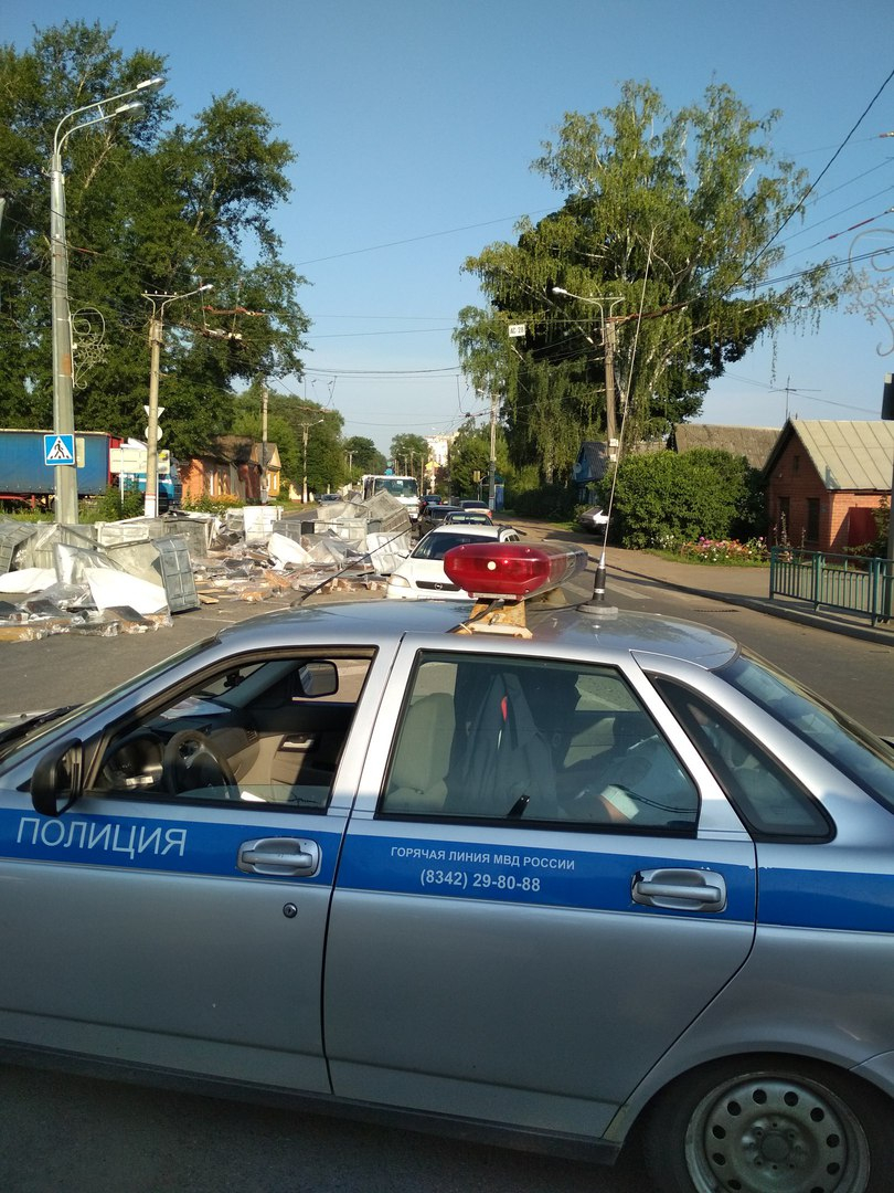 В Саранске водитель фуры оставил свой груз на дороге (ФОТО)