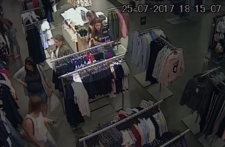 В Саранске полицейские разыскивают троих девушек-подростков, укравших одежду из магазина (ВИДЕО)