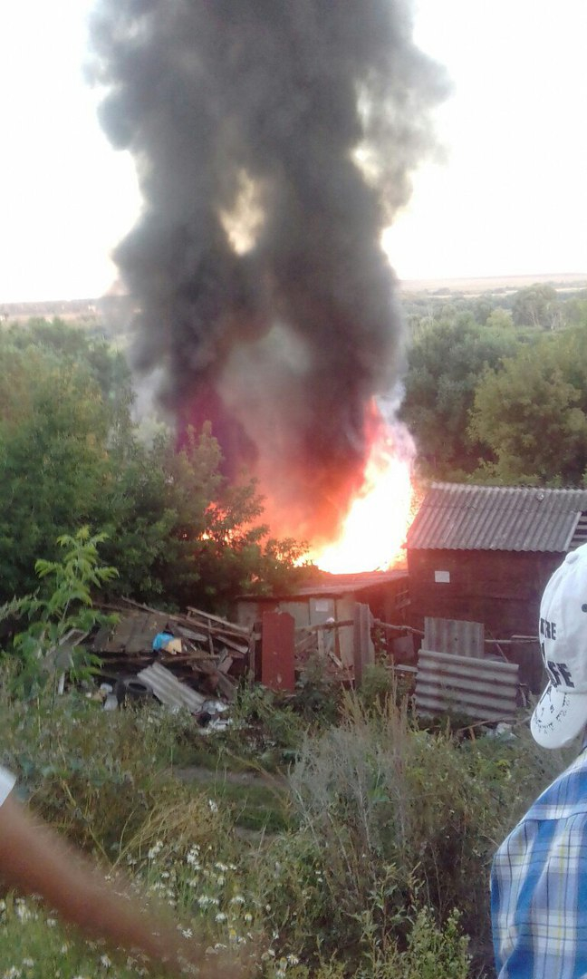 В пригороде Саранска горели бесхозные гаражи