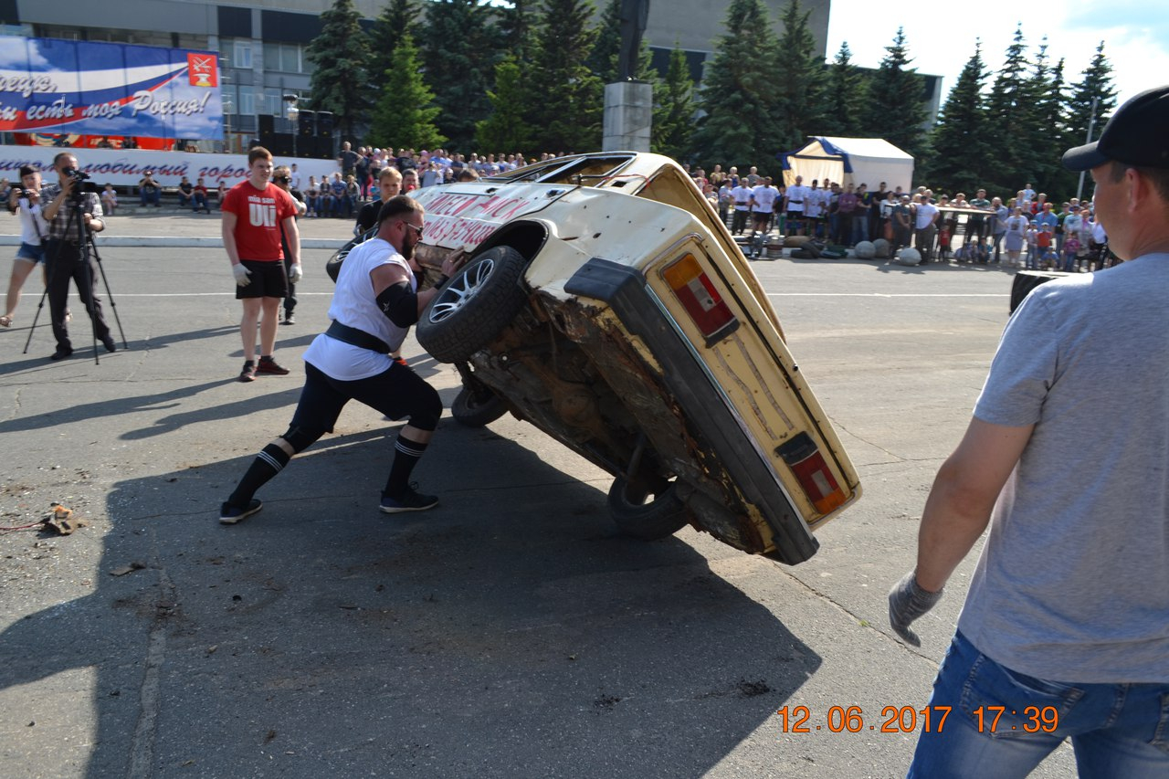 Перевернуть автомобиль и протащить большегруз: В Мордовии набирает популярность новый вид спорта