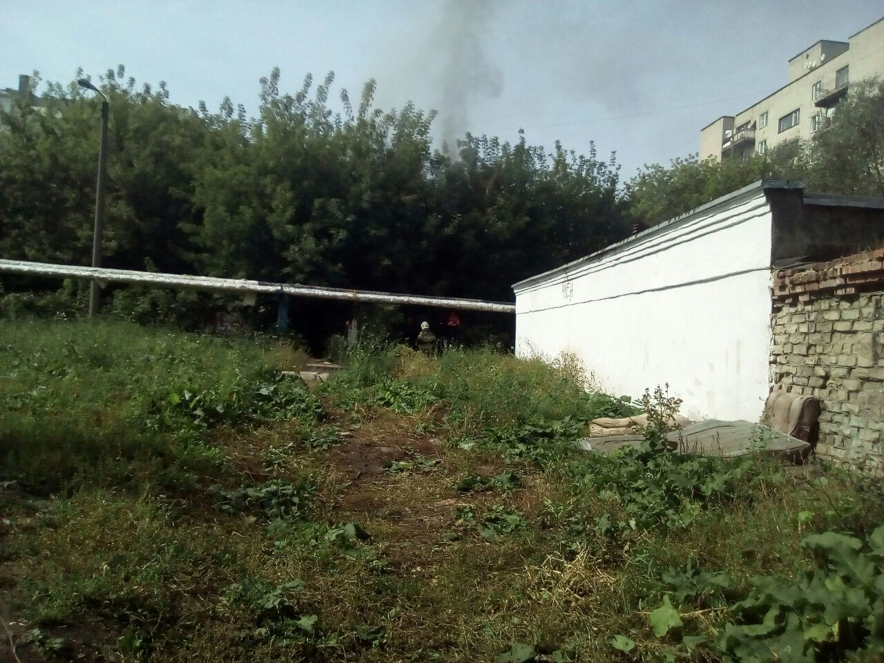 В Саранске во дворе дома сгорел гараж