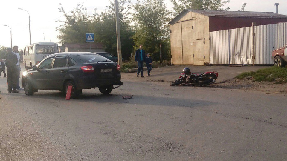 В Саранске мотоциклист без прав влетел в «Гранту»