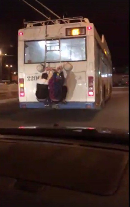 В Саранске несовершеннолетние «зацеперы» катаются на троллейбусе