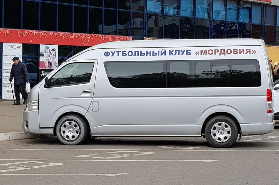 «Вроде и не нарушили»: в интернете высмеяли парковку микроавтобуса ФК «Мордовия» на месте для инвалидов