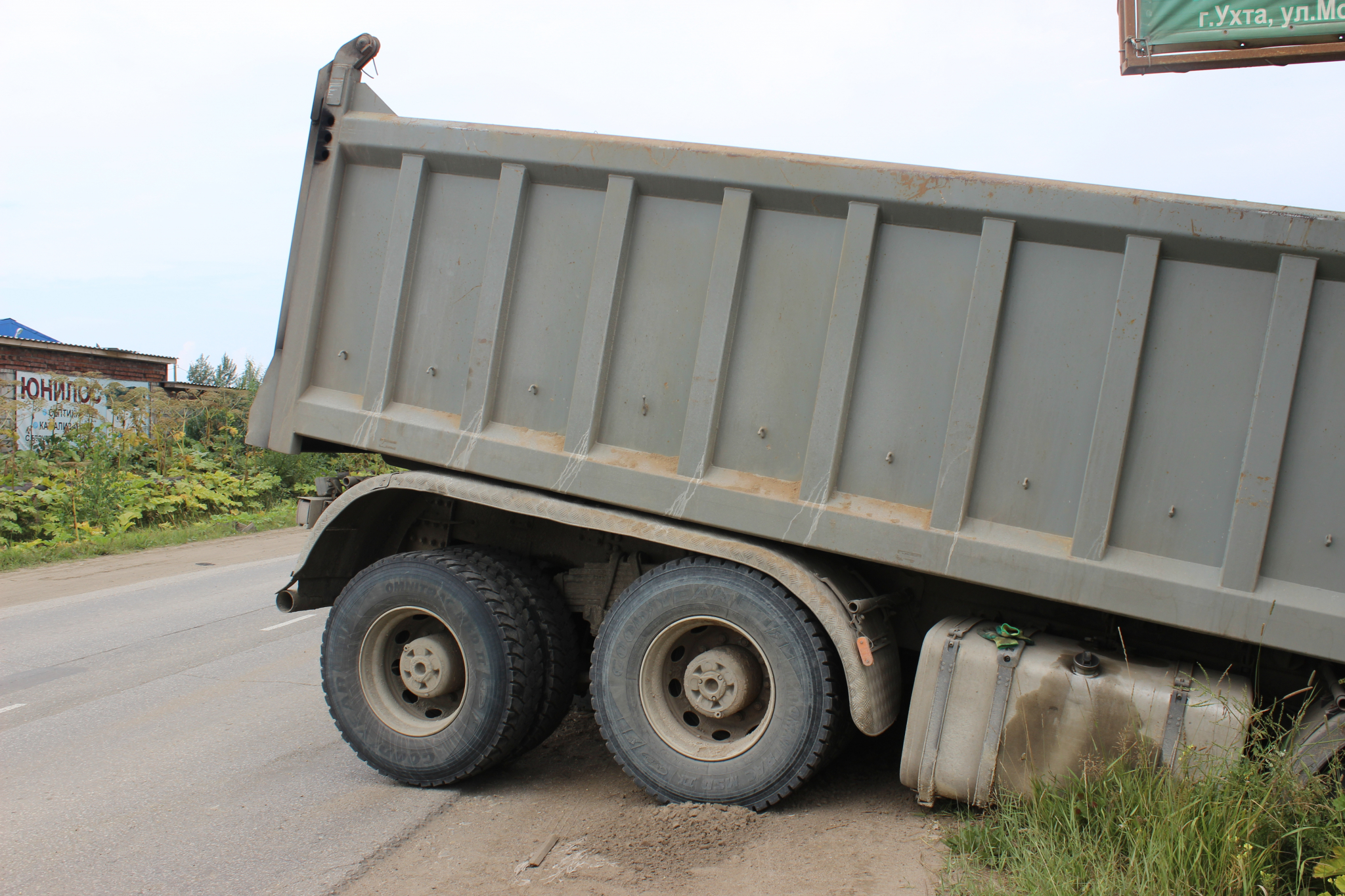 В Мордовии грузовик съехал в кювет и врезался в дерево