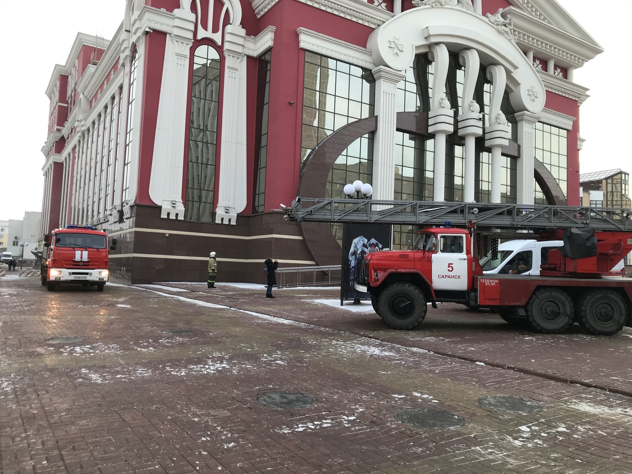 Короткое замыкание в Музыкальном театре имени Яушева: эвакуировано 50 человек