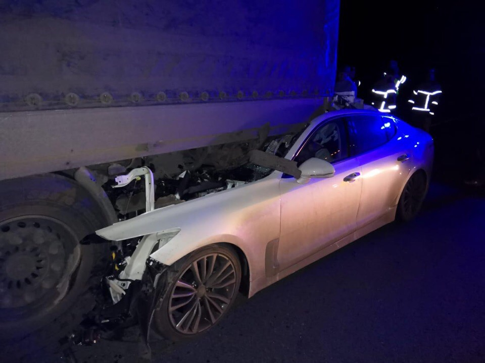 На трассе в Мордовии легковушка влетела под тягач: водитель погиб