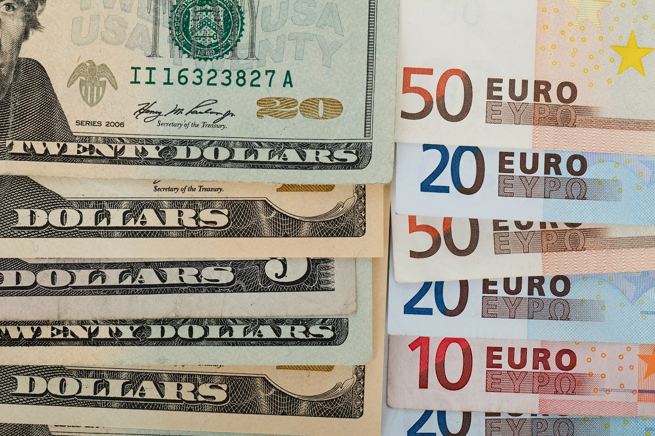 Обвал рубля: евро на торгах поднялся выше 85 рублей, доллар пробил 74