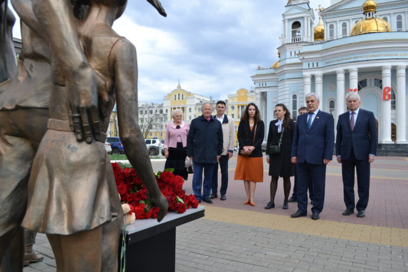 Народный мемориал в память о погибших в Казани открылся в Саранске