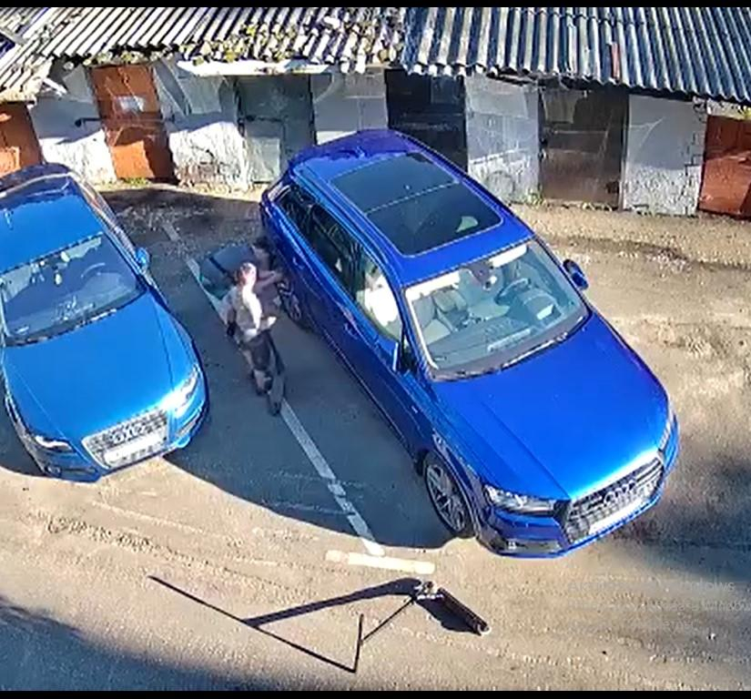 Два школьника-тиктокера на самокатах в Саранске стащили колпачки с вентилей с Audi Q7