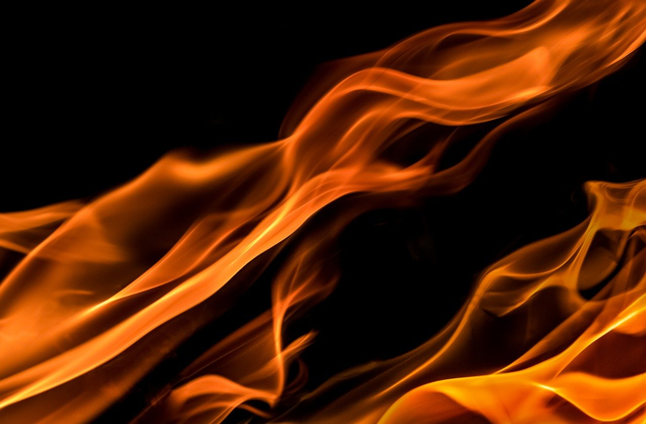 Пожар в Мордовии: огонь повредил жилой дом, гараж и сарай сгорели полностью