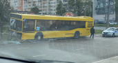 В Саранске пассажирский автобус врезался в ограждение вдоль дороги