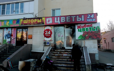 В Саранске из-за ночного пожара в цветочном магазине эвакуировали 16 человек (ФОТО)