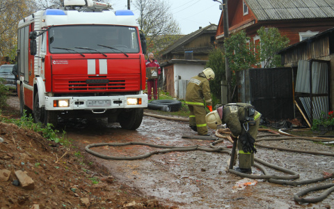 В Мордовии огонь уничтожил гараж и автомобиль