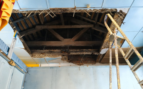 Директора мордовской школы, где обрушился потолок, задержали следователи