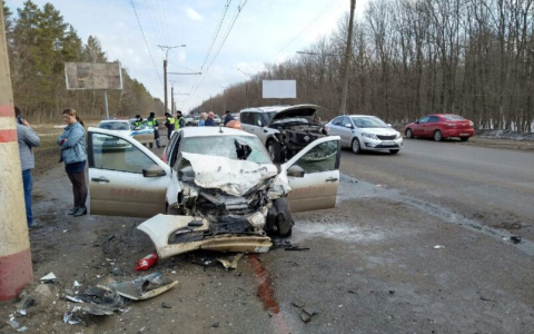 В Саранске в утренней аварии с участием такси пострадали два человека