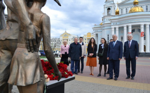Народный мемориал в память о погибших в Казани открылся в Саранске