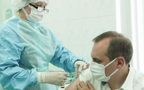 Артем Здунов, переболевший COVID-19, вакцинировался «Спутником V»