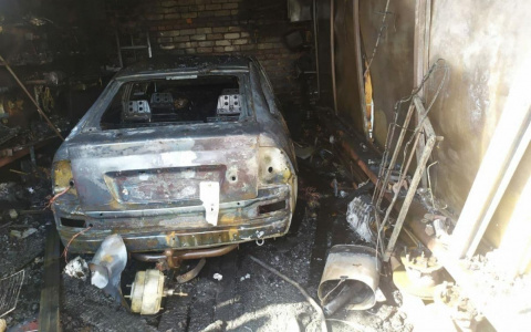 В Рузаевке огонь уничтожил машину и повредил гараж