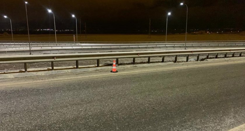 В Саранске машина влетела в отбойник: водитель скрылся, а пассажиру потребовалась помощь