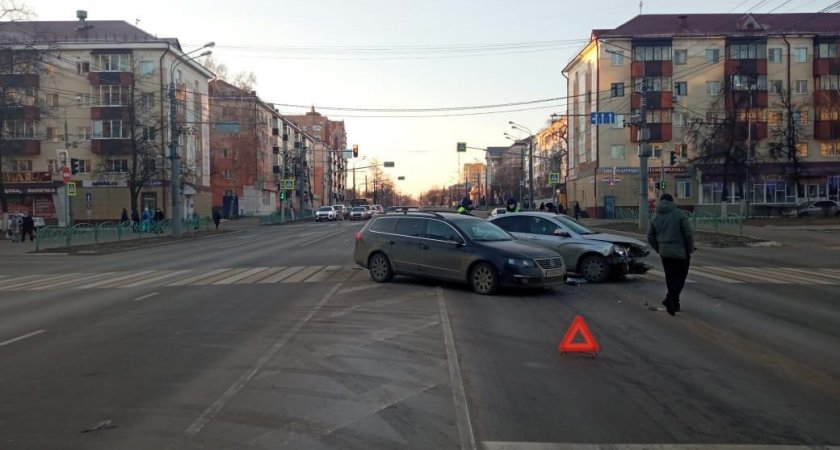 «Лада» и «Фольксваген» столкнулись в центре Саранска: есть пострадавшая