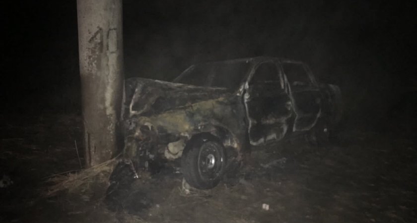 В Мордовии легковушка врезалась в столб и загорелась: пострадал водитель