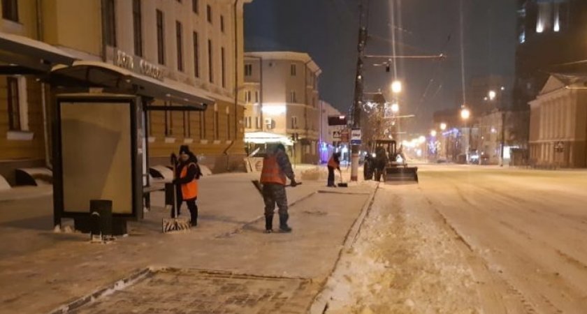 На уборку Саранска после ночного снегопада вышли почти 200 работников