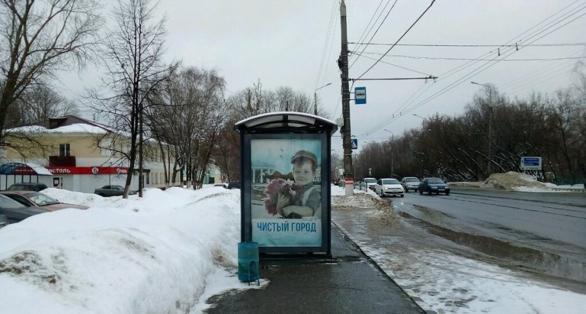 В Саранске мужчина разбил остановку из-за рекламы