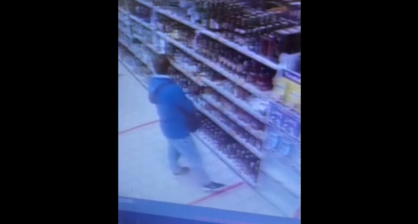 В Мордовии неизвестный украл из магазина шесть бутылок коньяка 