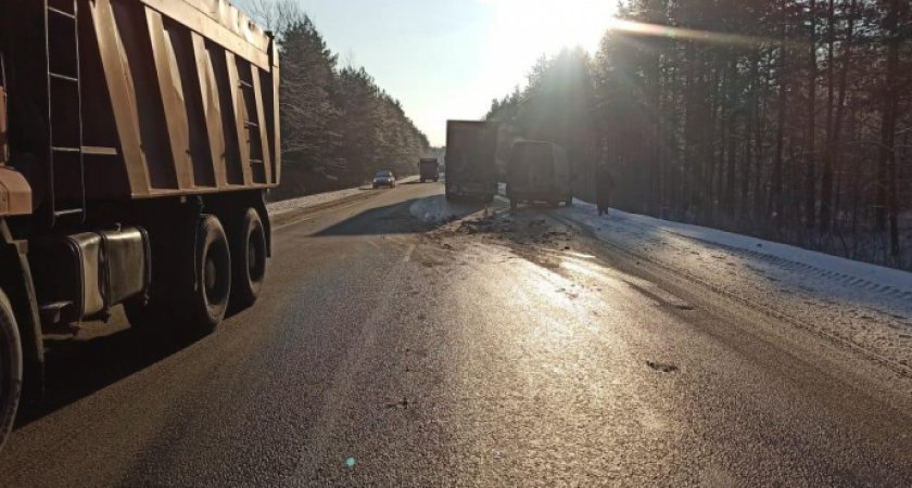 Фургон и фура столкнулись на трассе в Мордовии: есть пострадавший 