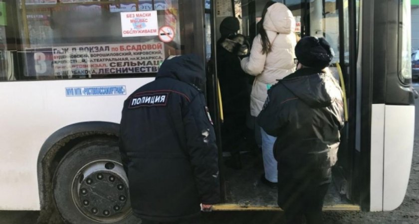 В Рузаевке в общественном транспорте поймали двух пассажиров без масок