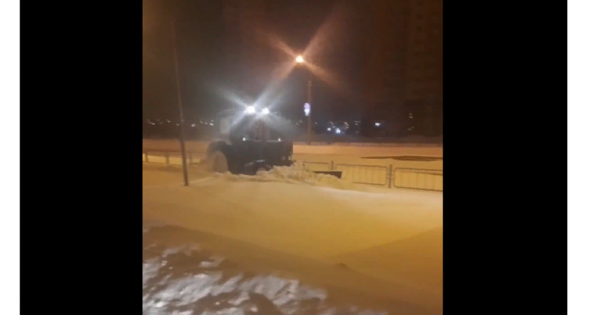 Коммунальные службы Саранска круглосуточно расчищают улицы от снега 