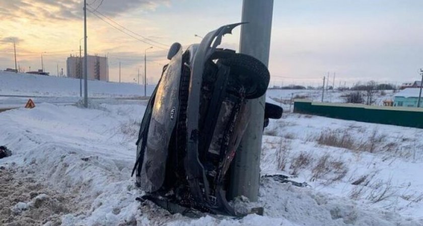 В Саранске KIA Rio налетел днищем на столб, есть пострадавшие