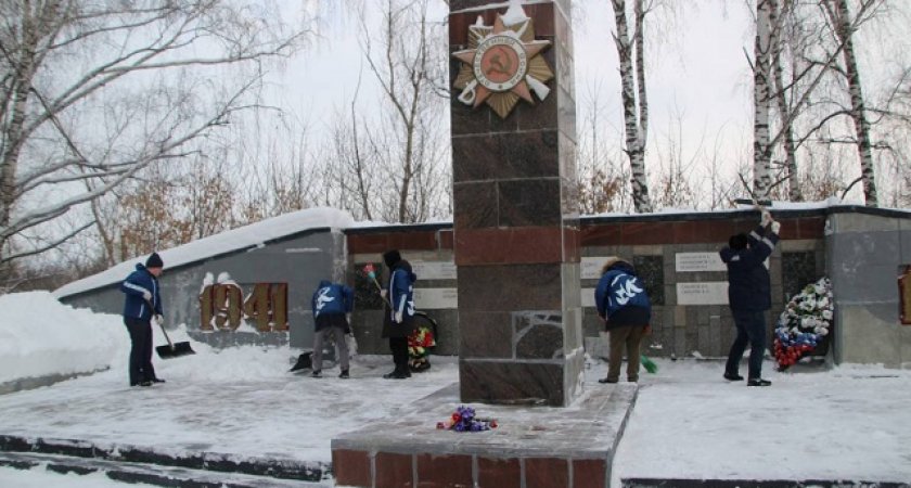 «Снежный десант» расчистил снег у памятника в Ялге