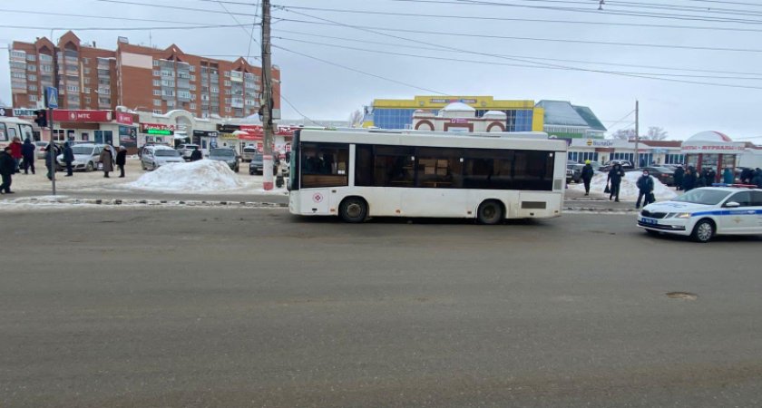 Водитель автобуса дважды сбил пенсионерку на остановке в Саранске