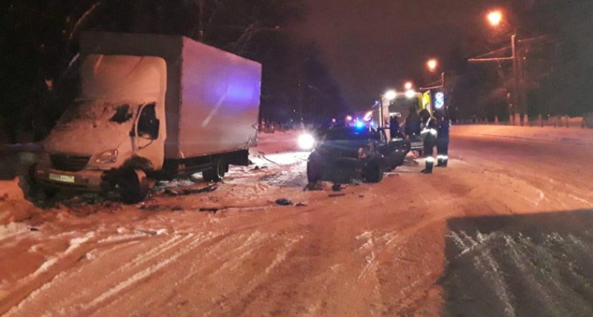 В Саранске пьяный водитель иномарки врезался в припаркованный «ГАЗ»: есть погибший